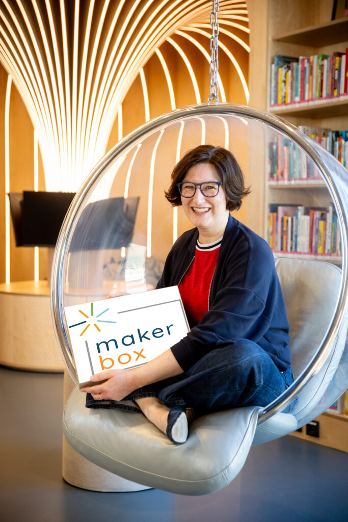 Bild mit Gründerin, sie hält eine MakerBox in den Händen