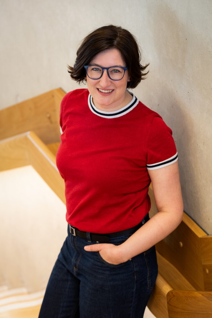 Gründerin Katharina Lutz auf Treppe